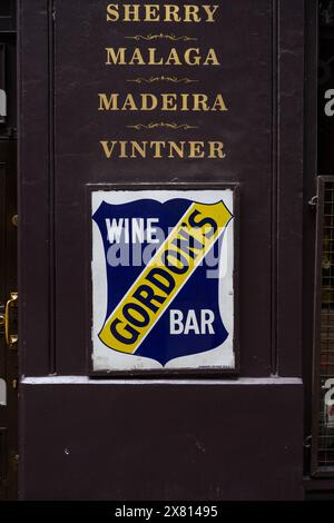 Gordon's Wine Bar, bekannt als die älteste Weinbar Londons, wurde 1890 gegründet und befindet sich in stimmungsvollen unterirdischen Räumen Stockfoto