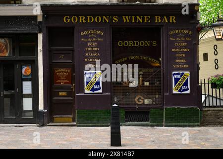 Gordon's Wine Bar, bekannt als die älteste Weinbar Londons, wurde 1890 gegründet und befindet sich in stimmungsvollen unterirdischen Räumen Stockfoto