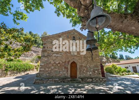 Katholikon (Kirche), 1463, Glocken an der alten Platane im Kloster Agios Nikolaos (St. Nikolaos), Frauenkloster, nahe Amarynthos, Insel Evia, Griechenland Stockfoto