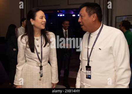 Bangkok, Bangkok, Thailand. Mai 2024. Frau Nualphan Lamsam(L), die Präsidentin des thailändischen Fußballverbandes, begrüßt Zaw Zaw(R) den AFC Senior Vice President und Präsidenten des Myanmar Football Federation (MFF) nach dem Ende des 34. AFC-Kongresses im Bangkok Marriott Marquis Queen's. Parken Sie auf der 16. Mai 2024. In Bangkok, Thailand. (Kreditbild: © Teera Noisakran/Pacific Press via ZUMA Press Wire) NUR REDAKTIONELLE VERWENDUNG! Nicht für kommerzielle ZWECKE! Stockfoto