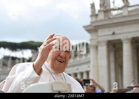 Vatikan, Vatikan. Mai 2024. **NO LIBRI** Italien, Rom, Vatikan, 22.05.2024.Papst Franziskus während seiner wöchentlichen Generalaudienz auf dem Petersplatz, Vatikanstadt. Foto von VATIKANISCHEN MEDIEN/Katholische Presse Foto Credit: Unabhängige Fotoagentur/Alamy Live News Stockfoto