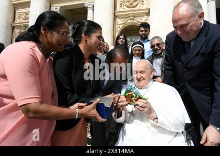 Vatikan, Vatikan. Mai 2024. **NO LIBRI** Italien, Rom, Vatikan, 22.05.2024.Papst Franziskus während seiner wöchentlichen Generalaudienz auf dem Petersplatz, Vatikanstadt. Foto von VATIKANISCHEN MEDIEN/Katholische Presse Foto Credit: Unabhängige Fotoagentur/Alamy Live News Stockfoto