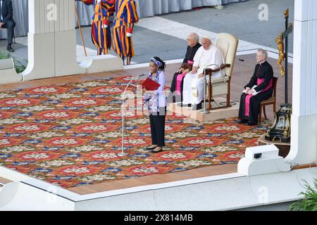 Vatikan, Vatikan. Mai 2024. **NO LIBRI** Italien, Rom, Vatikan, 22.05.2024.Papst Franziskus während seiner wöchentlichen Generalaudienz auf dem Petersplatz, Vatikanstadt. Foto von VATIKANISCHEN MEDIEN/Katholische Presse Foto Credit: Unabhängige Fotoagentur/Alamy Live News Stockfoto