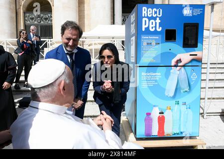 Vatikan, Vatikan. Mai 2024. **NO LIBRI** Italien, Rom, Vatikan, 22.05.2024.Papst Franziskus während seiner wöchentlichen Generalaudienz auf dem Petersplatz, Vatikanstadt. Foto von VATIKANISCHEN MEDIEN/Katholische Presse Foto Credit: Unabhängige Fotoagentur/Alamy Live News Stockfoto