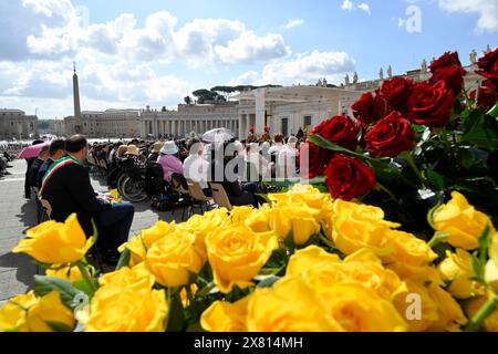 Vatikan, Vatikan. Mai 2024. **NO LIBRI** Italien, Rom, Vatikan, 22.05.2024.Papst Franziskus während seiner wöchentlichen Generalaudienz auf dem Petersplatz, Vatikanstadt. Foto von VATIKANISCHEN MEDIEN/Katholische Presse Foto Credit: Unabhängige Fotoagentur/Alamy Live News Stockfoto