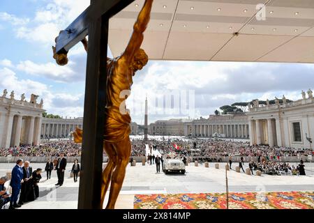 Vatikan, Vatikan. Mai 2024. **NO LIBRI** Italien, Rom, Vatikan, 22.05.2024.Papst Franziskus während seiner wöchentlichen Generalaudienz auf dem Petersplatz, Vatikanstadt. Foto von VATIKANISCHEN MEDIEN/Katholische Presse Foto Credit: Unabhängige Fotoagentur/Alamy Live News Stockfoto