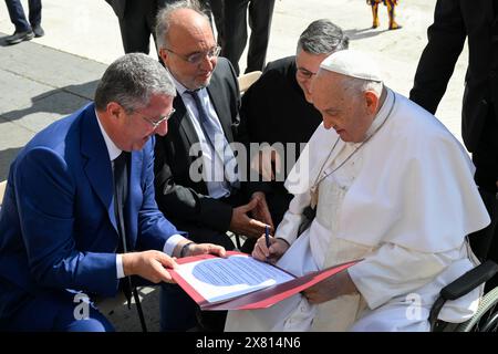 Vatikan, Vatikan. Mai 2024. **NO LIBRI** Italien, Rom, Vatikan, 22.05.2024.Papst Franziskus während seiner wöchentlichen Generalaudienz auf dem Petersplatz, Vatikanstadt. Foto von VATIKANISCHEN MEDIEN/Katholische Presse Foto Credit: Unabhängige Fotoagentur/Alamy Live News Stockfoto