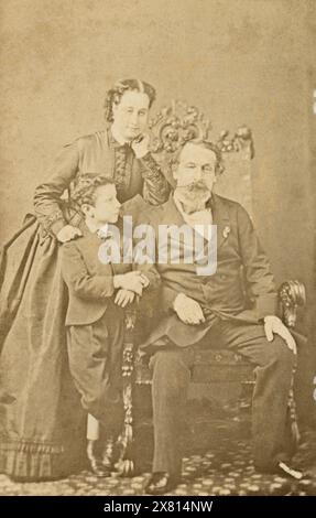 Antikes Foto um 1866, Napoléon III. (1808–1873), Kaiserin Eugénie und ihr Sohn Louis-Napoléon. QUELLE: ORIGINAL-CDV Stockfoto