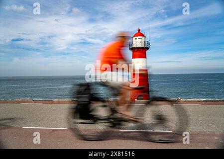 Nordseedeich bei Westkapelle, Leuchtturm Westkapelle Laag, Radfahrer auf dem Zeeuwse Wind Route Radweg, Provinz Zeeland, Halbinsel Walcheren, Stockfoto