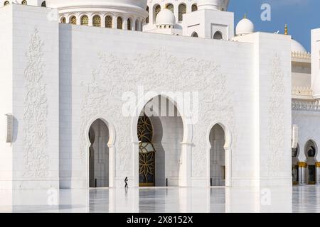 Die Pracht der Scheich-Zayed-Moschee in Abu Dhabi, die von den komplizierten Details und der Pracht aus weißem Marmor erfasst wird. Stockfoto