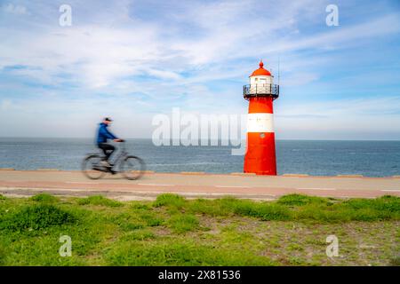 Nordseedeich bei Westkapelle, Leuchtturm Westkapelle Laag, Radfahrer auf dem Zeeuwse Wind Route Radweg, Provinz Zeeland, Halbinsel Walcheren, Stockfoto