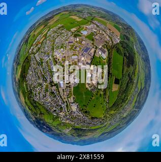 AUFZEICHNUNGSDATUM NICHT ANGEGEBEN Luftbild, Gewerbegebiet im Brauke, Erdkugel, Fisheye Aufnahme, Fischaugen Aufnahme, 360 Grad Aufnahme, winzige Welt, kleiner Planet, Fischaugenbild, Schmallenberg, Sauerland, Nordrhein-Westfalen, Deutschland ACHTUNGxMINDESTHONORARx60xEURO *** Luftaufnahme, Industriegebiet im Brauke, Erdkugel, Fischaugenbild, 360°-Bild, winzige Welt, kleiner Planet, Fischaugenbild, Schmallenberg, Sauerland, Nordrhein-Westfalen, Deutschland ACHTUNGxMINDESTHONORARx60xEURO Stockfoto