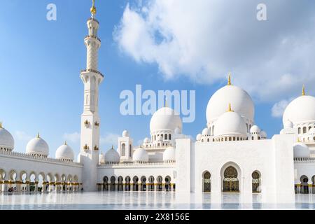 Ein fesselnder Einblick in das islamische architektonische Wunder, die Scheich-Zayed-Moschee, unter den atemberaubenden Dämmertönen in Abu Dhabi, VAE. Stockfoto