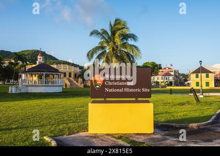 St. Croix, amerikanische Jungferninseln - 10. September 2016: Das Parkschild begrüßt Besucher mit der Nachricht „Welcome to Christiansted National Historic Site“. Stockfoto