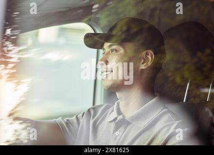 Logistik, Lächeln und Liefermann im Transporter mit Fahren, Lieferkette und Profi im sicheren Vertrieb. Kurierdienst, Spediteur oder Happy Stockfoto