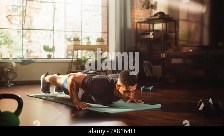 Der starke Athletic Black man macht Workout im Heimtrainer, macht Liegestütze. Lean Fit Muscular Mixed Race Sportsman bleibt gesund, Training zu Hause. Schweiß und Entschlossenheit. Weitsicht Stockfoto