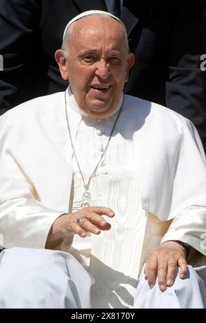 Vatikan, Vatikan. Mai 2024. Italien, Rom, Vatikan, 22.5.2024.Papst Franziskus während seiner wöchentlichen Generalaudienz auf dem Petersplatz, Vatikanstadt. Foto von ALESSIA GIULIANI/Catholic Press Photo Credit: Independent Photo Agency/Alamy Live News Stockfoto