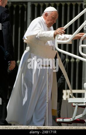 Vatikan, Vatikan. Mai 2024. Italien, Rom, Vatikan, 22.5.2024.Papst Franziskus während seiner wöchentlichen Generalaudienz auf dem Petersplatz, Vatikanstadt. Foto von ALESSIA GIULIANI/Catholic Press Photo Credit: Independent Photo Agency/Alamy Live News Stockfoto