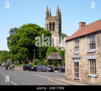 Church Street, Castlegate Kreuzung in Helmsley, mit Allerheiligen im Hintergrund Stockfoto