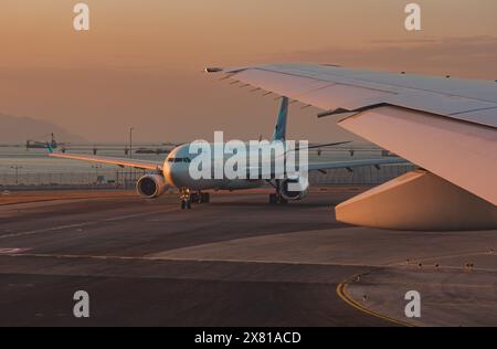 Hongkong, China - 28. Januar 2019: Flugzeuge bewegen sich während des Sonnenuntergangs auf dem Asphalt am internationalen Flughafen Hongkong Stockfoto
