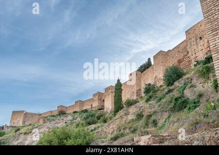 Die Mauern der alten Alcazaba in Malaga, Spanien, unter einem wunderschönen Himmel Stockfoto