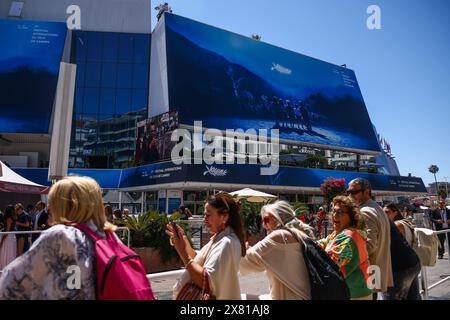 Cannes, Frankreich. Mai 2024. Ein offizielles Banner des 77. Jährlichen Filmfestivals von Cannes, das am 22. Mai 2024 in Cannes hängt. (Kreditbild: © Beata Zawrzel/ZUMA Press Wire) NUR REDAKTIONELLE VERWENDUNG! Nicht für kommerzielle ZWECKE! Stockfoto