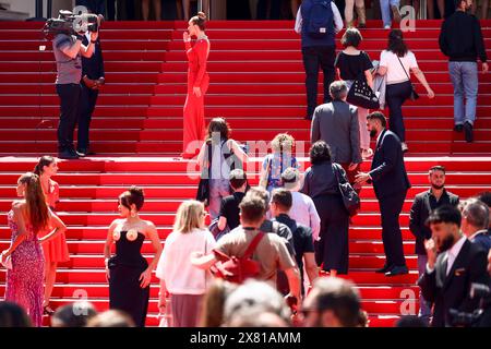 Cannes, Frankreich. Mai 2024. Gäste kommen am Roten Teppich während des 77. Jährlichen Filmfestivals von Cannes am 22. Mai 2024 im Palais des Festivals in Cannes, Frankreich, an. (Kreditbild: © Beata Zawrzel/ZUMA Press Wire) NUR REDAKTIONELLE VERWENDUNG! Nicht für kommerzielle ZWECKE! Stockfoto