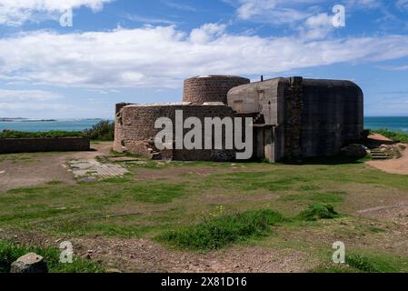 Fort Hommet Festung auf der Landzunge Vazon Bay auf den Castel Guernsey Channel Islands mit einem Martello Turm aus dem Jahr 1804 mit Bauarbeiten während der Stockfoto