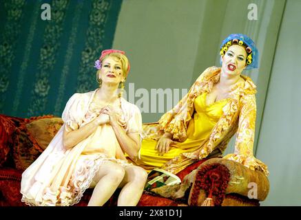 l-r: Leah-Marian Jones (Thisbe), Emma Dogliani (Clorinda) in LA CENERENTOLA an der Royal Opera, Covent Garden, London WC2 08/01/2003 Musik: Gioachino Rossini Libretto: Jacopo Ferretti Dirigent: Evelino Pido Bühnenbild: Christian Fenouillat Kostüme: Agostino Cavalca Beleuchtung: Christophe Forey Regisseur: Moshe Leiser & Patrice Caurier Stockfoto