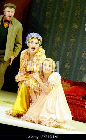 l-r: Emma Dogliani (Clorinda), Leah-Marian Jones (Thisbe) in LA CENERENTOLA an der Royal Opera, Covent Garden, London WC2 08/01/2003 Musik: Gioachino Rossini Libretto: Jacopo Ferretti Dirigent: Evelino Pido Bühnenbild: Christian Fenouillat Kostüme: Agostino Cavalca Beleuchtung: Christophe Forey Regisseur: Moshe Leiser & Patrice Caurier Stockfoto