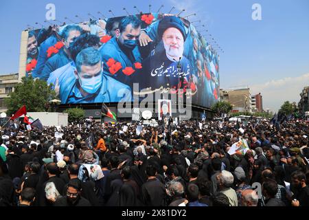 Teheran, Iran. Mai 2024. Die Iraner nehmen an einer Beerdigungszeremonie für den verstorbenen Präsidenten Ebrahim Raisi und seine Gefährten Teil, die am Sonntag bei einem Hubschrauberabsturz in einer bergigen Region im Nordwesten des Landes in Teheran getötet wurden. Der oberste Führer des Iran führte am Mittwoch die Beerdigung für den verstorbenen Präsidenten des Landes, den Außenminister und andere, die beim Hubschrauberabsturz ums Leben kamen, als Zehntausende später einer Prozession ihrer Schatullen durch die Hauptstadt Teheran folgten. (Kreditbild: © Rouzbeh Fouladi/ZUMA Press Wire) NUR REDAKTIONELLE VERWENDUNG! Nicht für kommerzielle ZWECKE! Stockfoto