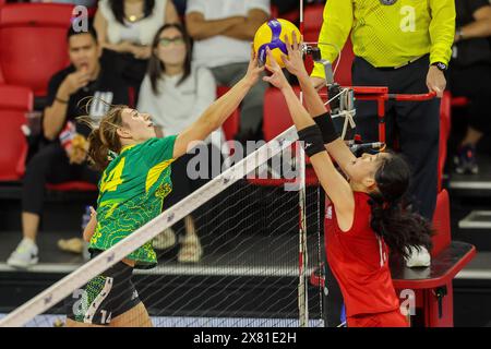 Manila, Philippinen. Mai 2024. Caitlin Whincup (L) aus Australien tritt beim Asian Women's Volleyball Challenge Cup 2024 in Manila, Philippinen, am 22. Mai 2024 gegen Pao Yin-Chi aus Chinesisch Taipeh an. Quelle: Rouelle Umali/Xinhua/Alamy Live News Stockfoto