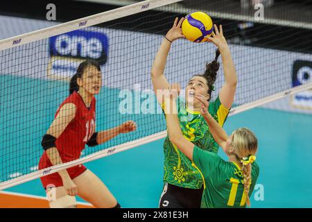 Manila, Philippinen. Mai 2024. Mikaela Stevens (C) aus Australien gibt den Ball während des Pools Ein Spiel zwischen Chinesisch Taipeh und Australien beim Asian Women's Volleyball Challenge Cup 2024 in Manila, den Philippinen, am 22. Mai 2024. Quelle: Rouelle Umali/Xinhua/Alamy Live News Stockfoto