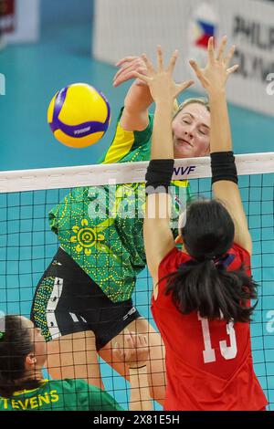 Manila, Philippinen. Mai 2024. Cassandra Dodd (Back R) aus Australien tritt beim Asian Women's Volleyball Challenge Cup 2024 in Manila, Philippinen, am 22. Mai 2024 gegen Pao Yin-Chi aus Chinese Taipei (Front) an. Quelle: Rouelle Umali/Xinhua/Alamy Live News Stockfoto