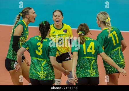 Manila, Philippinen. Mai 2024. Die Spieler Australiens feiern nach einem Punktschuss im Pool Ein Spiel zwischen Chinesisch Taipeh und Australien beim Asian Women's Volleyball Challenge Cup 2024 in Manila, den Philippinen, am 22. Mai 2024. Quelle: Rouelle Umali/Xinhua/Alamy Live News Stockfoto