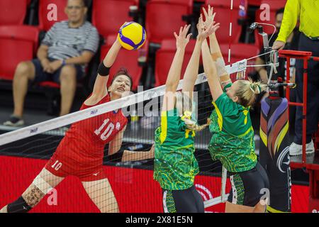 Manila, Philippinen. Mai 2024. Huang Chun-Jia (L) von Chinesisch Taipeh spitzt während des Pools Ein Spiel zwischen Chinesisch Taipeh und Australien beim Asian Women's Volleyball Challenge Cup 2024 in Manila, den Philippinen, am 22. Mai 2024. Quelle: Rouelle Umali/Xinhua/Alamy Live News Stockfoto