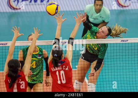 Manila, Philippinen. Mai 2024. Ella Schabort (1. R) aus Australien spitzt während des Pools Ein Spiel zwischen Chinesisch Taipeh und Australien beim Asian Women's Volleyball Challenge Cup 2024 in Manila, den Philippinen, am 22. Mai 2024. Quelle: Rouelle Umali/Xinhua/Alamy Live News Stockfoto