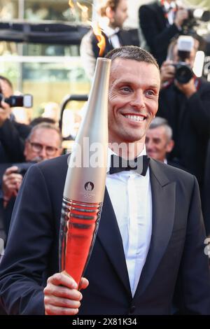 Cannes, Frankreich. Mai 2024. Alexis Hanquinquant hält die olympische Flamme während des Roten Teppichs von Marcello Mio beim 77. Jährlichen Filmfestival von Cannes im Palais des Festivals am 21. Mai 2024 in Cannes. (Kreditbild: © Beata Zawrzel/ZUMA Press Wire) NUR REDAKTIONELLE VERWENDUNG! Nicht für kommerzielle ZWECKE! Stockfoto