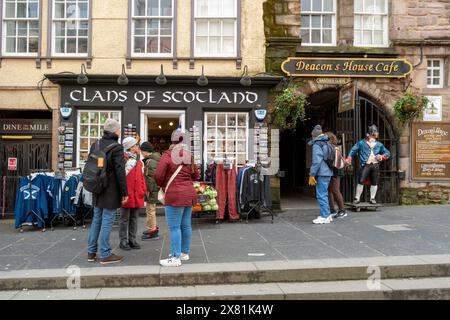 Edinburgh Street Scene - Touristen gehen auf dem Lawnmarket, Royal Mile, Edinburgh, Großbritannien. Stockfoto