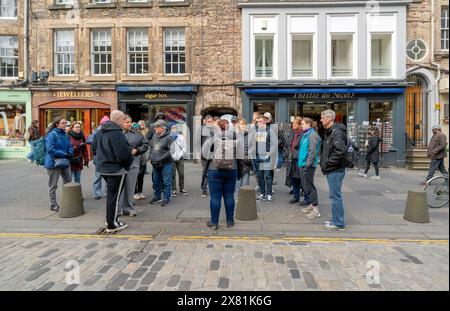 Edinburgh Street Scene - Touristen auf einem geführten Spaziergang durch Edinburgh, Schottland, Großbritannien. Stockfoto