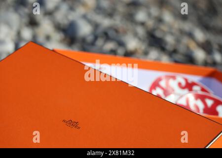 Hermes Porzellanbox am Kiesstrand, Kollektion „Balcon du Guadalquivir“ Stockfoto