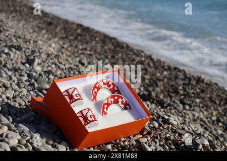 Hermes Porzellanbox am Kiesstrand, Kollektion „Balcon du Guadalquivir“ Stockfoto