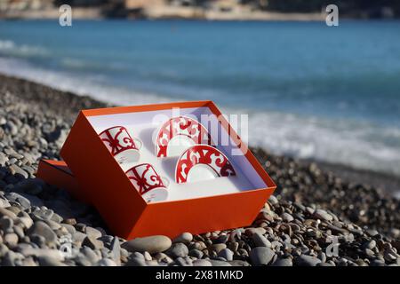 Hermes Porzellanbox am Kiesstrand, Kollektion „Balcon du Guadalquivir“ Stockfoto