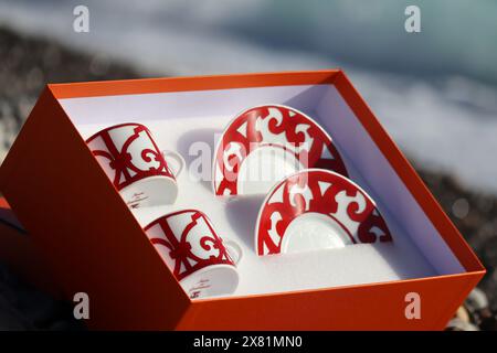 Hermes Porzellanbox am Kiesstrand, Kollektion „Balcon du Guadalquivir“ Stockfoto