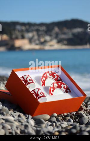 Hermes Porzellanbox am Kiesstrand, Kollektion „Balcon du Guadalquivir“ Stockfoto