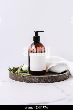 Modell für Badeprodukte im Bad, Spa Shampoo, Duschgel, Flüssigseife mit Handtuch neben auf weißem Hintergrund. Minimaler Körper, Kopfpflege Stockfoto