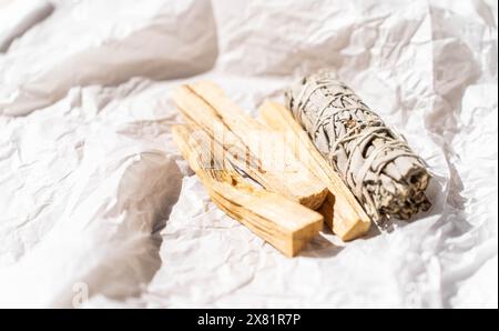 Weißer Salbei und Palo Santo klebt einen hellen Papierhintergrund. Ein Satz Weihrauch zur Begasung. Vorderansicht. Stockfoto