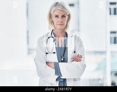 Reife, Frau und Arzt im Porträt überzeugt für Karriere in der Medizin, im Gesundheitswesen und als Hausarzt. Ärztin Stockfoto