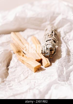 Weißer Salbei und Palo Santo klebt einen hellen Papierhintergrund. Ein Satz Weihrauch zur Begasung. Vorderansicht. Stockfoto