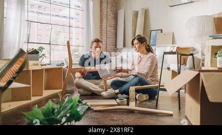 Familie zieht ein und Hausrenovierungen: Happy Couple montiert Möbel als Team, Freundin liest Anweisungen und Freund folgt ihnen mit etwas Macht. Neues Apartment für verliebte junge Partner Stockfoto